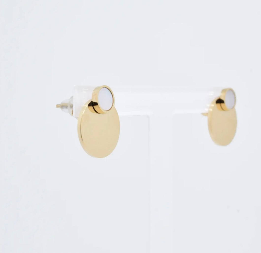 Elegante Ohrstecker aus goldenem Edelstahl. Im Stecker ist ein kleiner Perlmutt Stein eingearbeitet, der dem Ohrring eine besonders schöne Optik verleiht.