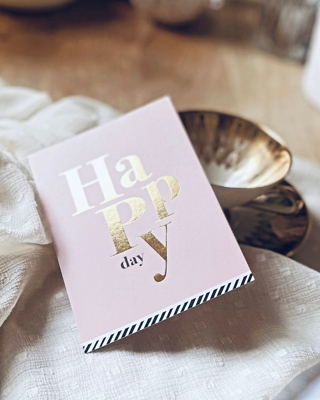 Wunderschöne Postkarte mit "Happy Day" Schriftzug. Die Schrift ist mit Goldfolie aufgedruckt. Karte im A6 Format. Auf der Rückseite kann sie für jeden Anlass individuell beschrieben werden.