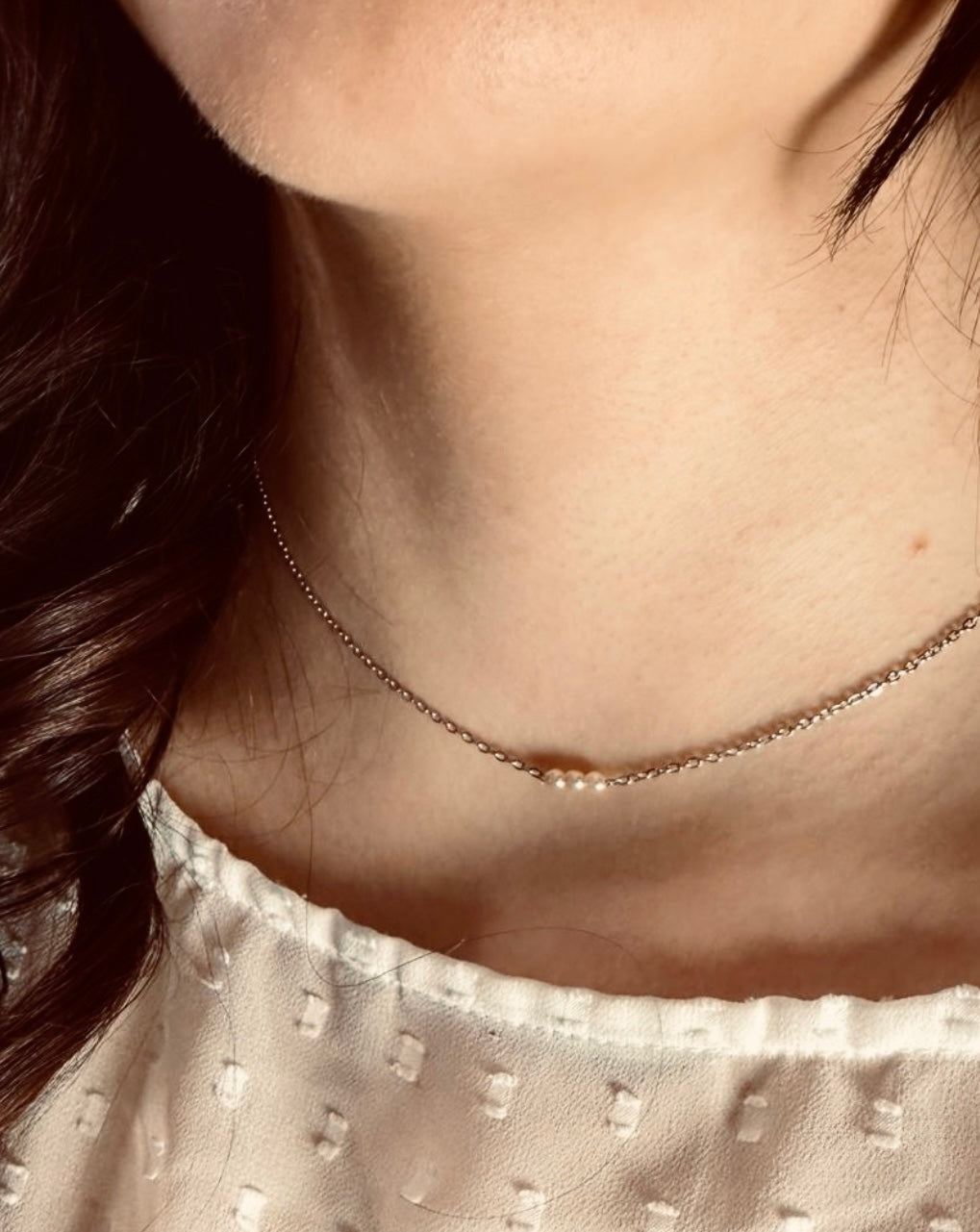 drei kleinen Perlen vorne. Im Rückenbereich mit zwei unterschiedlich langen hängenden Gliederketten, am Ende je eine Perle. Rückenteil abnehmbar!!