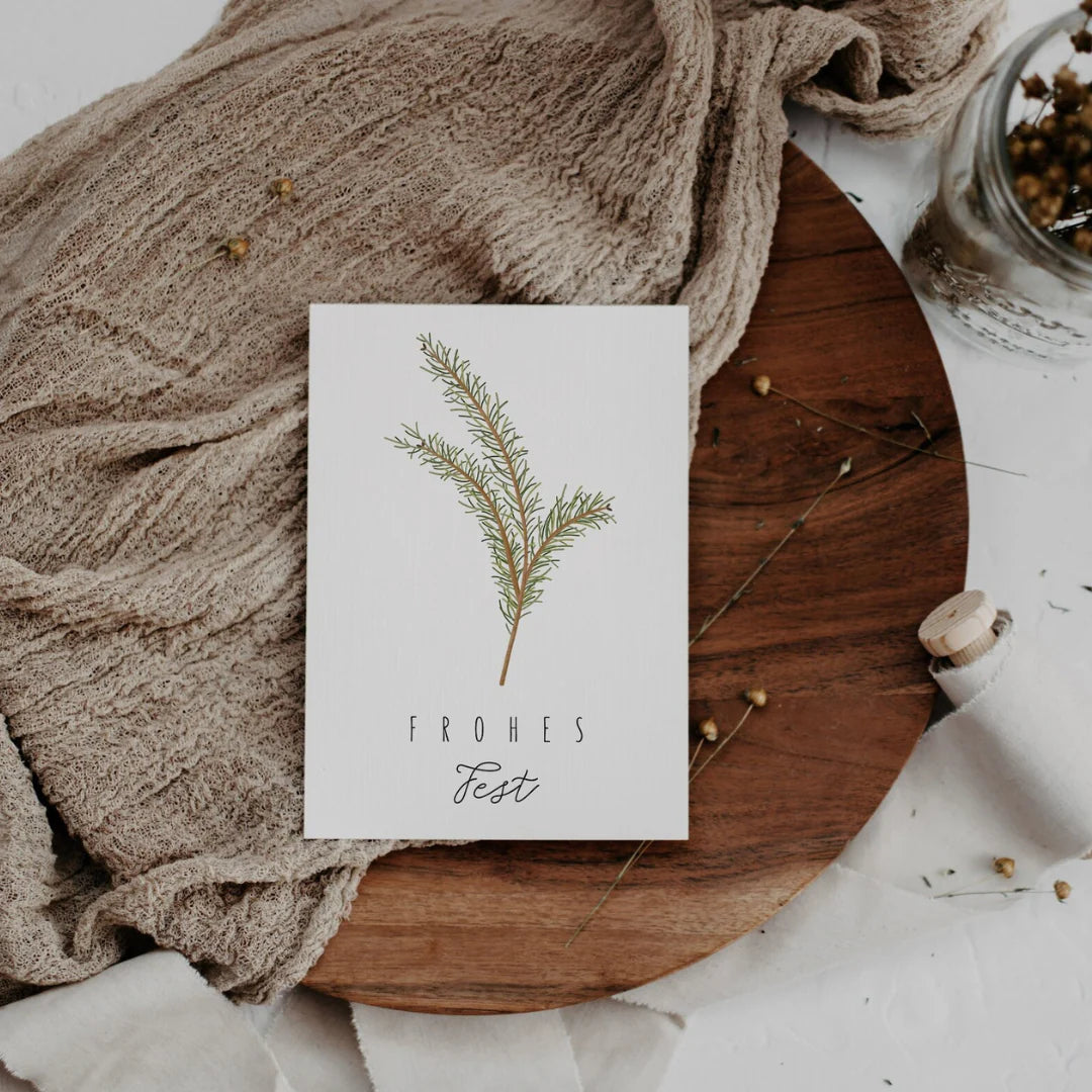 Postkarte "Frohes Fest" mit Tannenzweig Illustration von Tilda & Theo im A6 Format. Auf hochwertiges Naturpapier gedruckt.