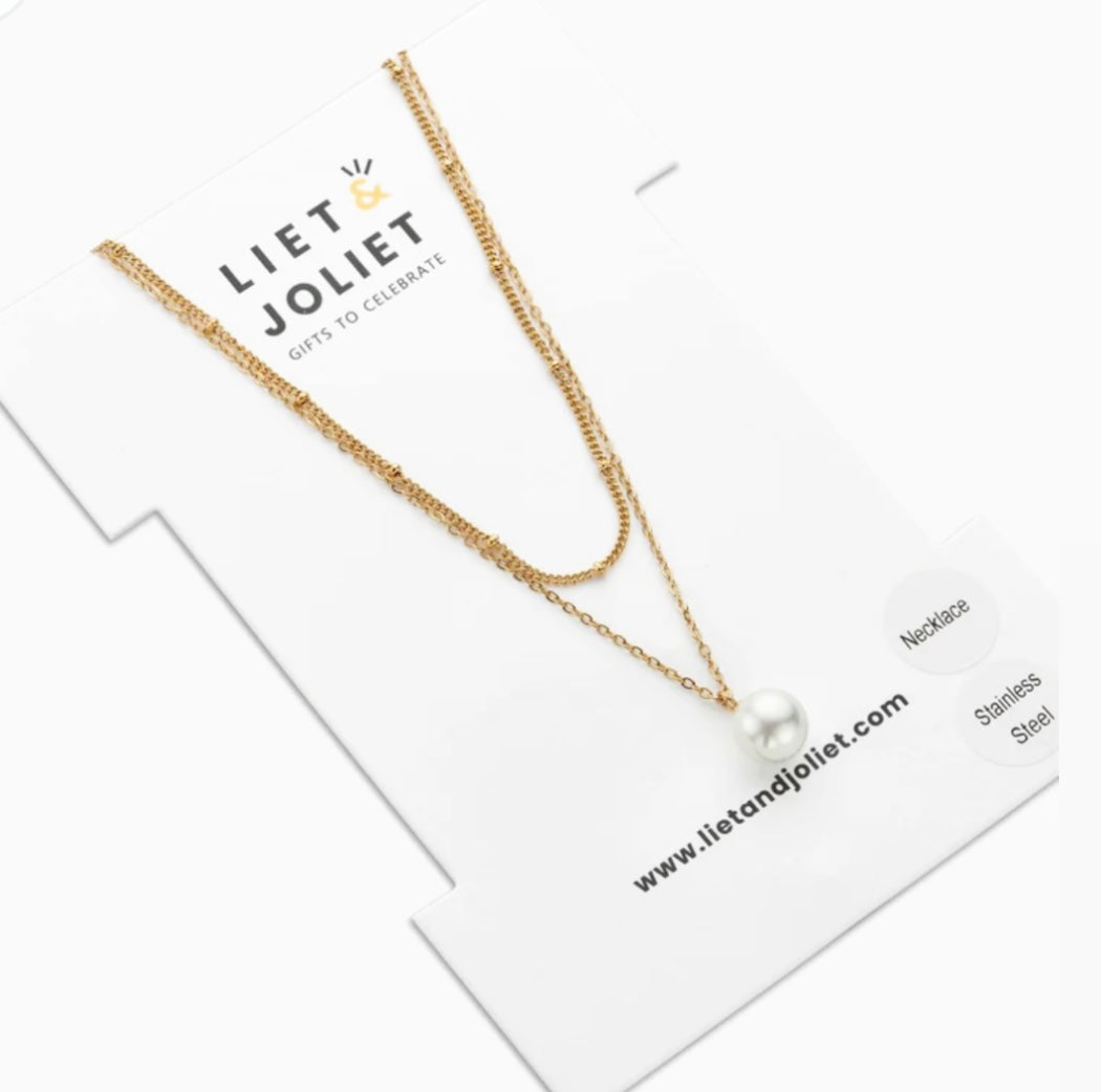Zweireihige goldene Edelstahlkette mit einer filigranen Gliederkette mit kleinen Edelstahlkügelchen und einer feinen Gliederkette mit eingefassten Perlenanhänger.