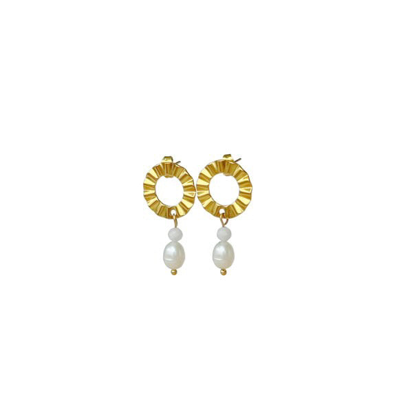 Ohrstecker aus goldenem Edelstahl aus einem gewelltem Ring an den ein kleiner runder Jade Stein und ein Perle angehängt ist.