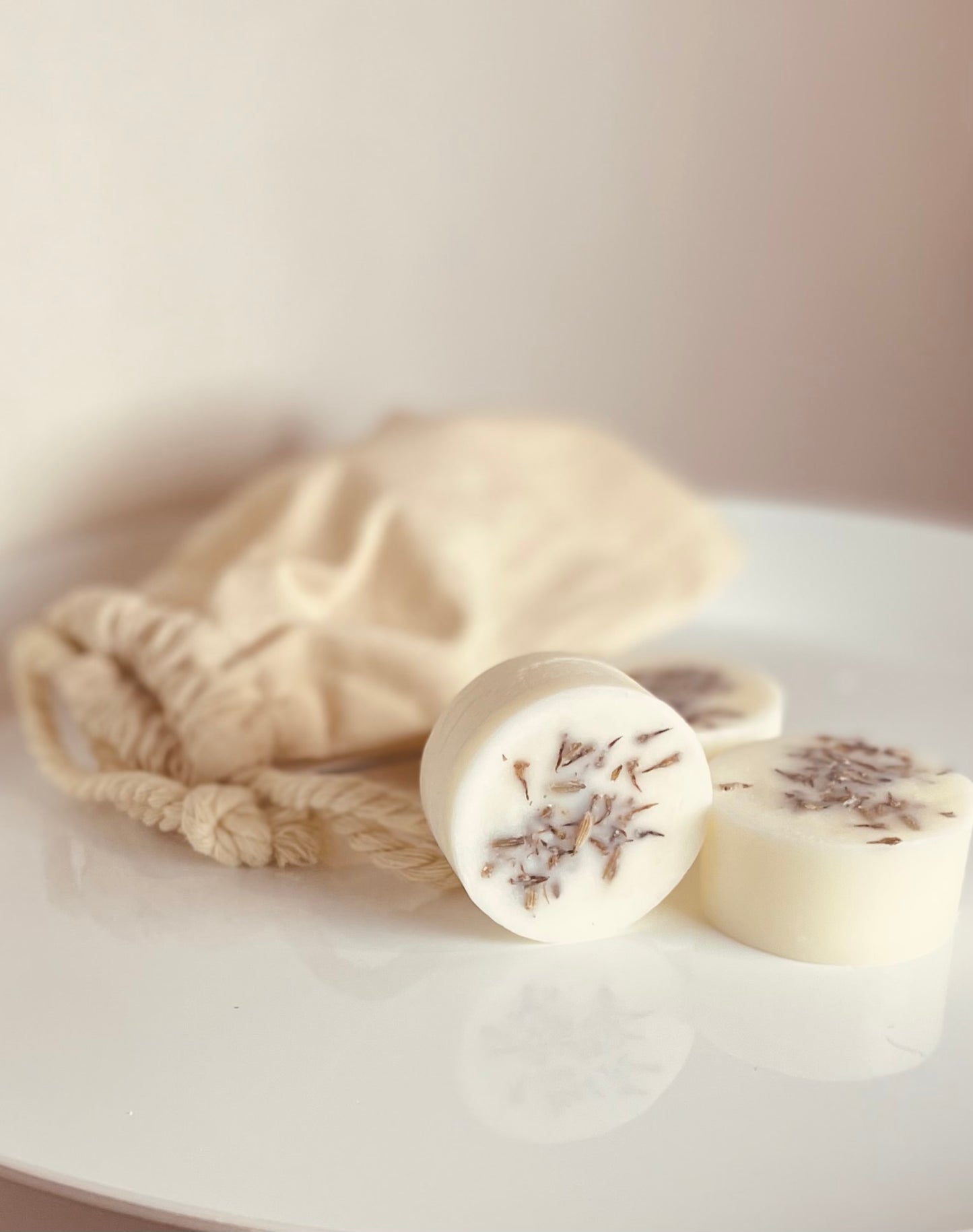 Duftmelts mit rein natürlichen Düften wie Baumwollblüte, Jasmin, Rose, Ylan-Ylang, Moschus & Tonkabohne. Duftmelt in eine Duftlampe legen und schmelzen lassen. Der Duft verteilt sich im ganzen raum.