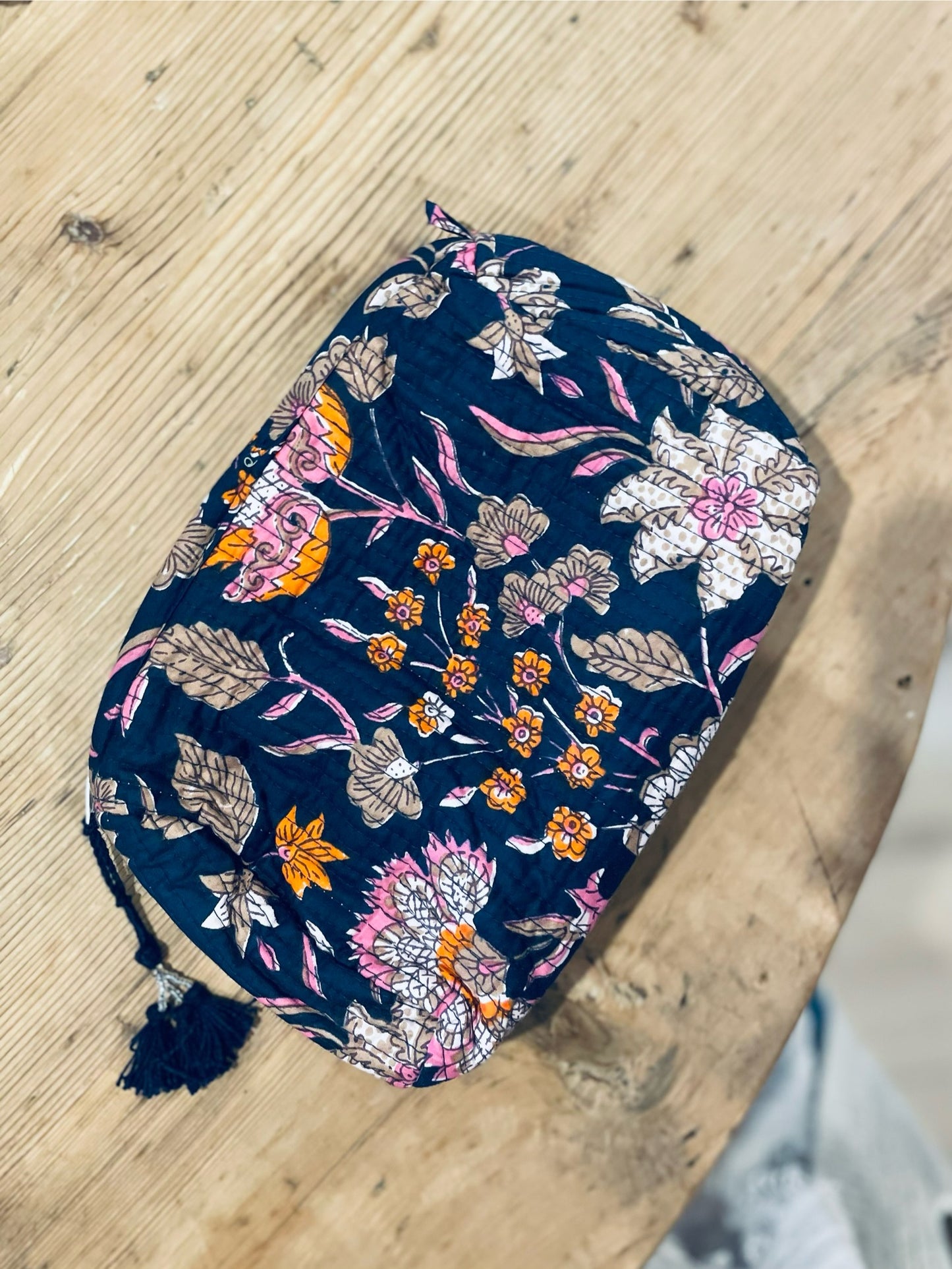 Praktische blaue Kulturtasche im Ripp-Design mit rosa Blumen und beigen Ranken. Innen mit einem wasserfesten Bezug und zwei kleinen Fächern!