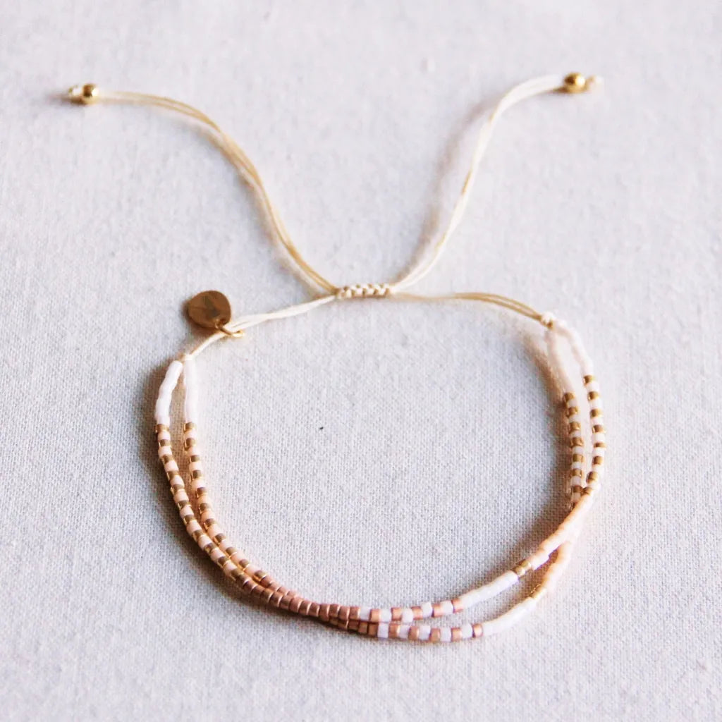 Zweifaches Miyuki Armband in nude, weiß und taupe mit größenverstellbarem Schiebeknoten!