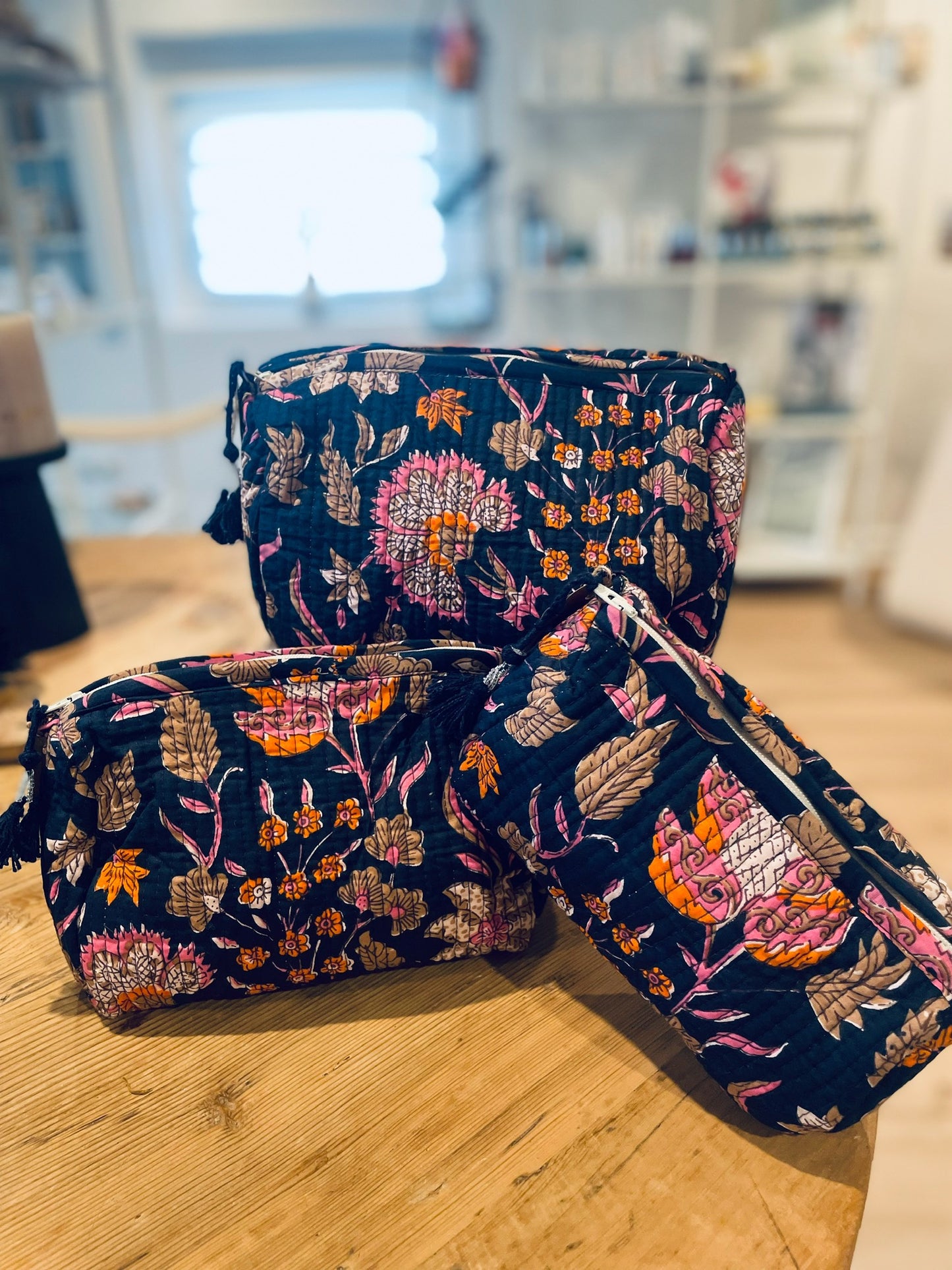 Praktische blaue Kulturtasche im Ripp-Design mit rosa Blumen und beigen Ranken. Innen mit einem wasserfesten Bezug und zwei kleinen Fächern!