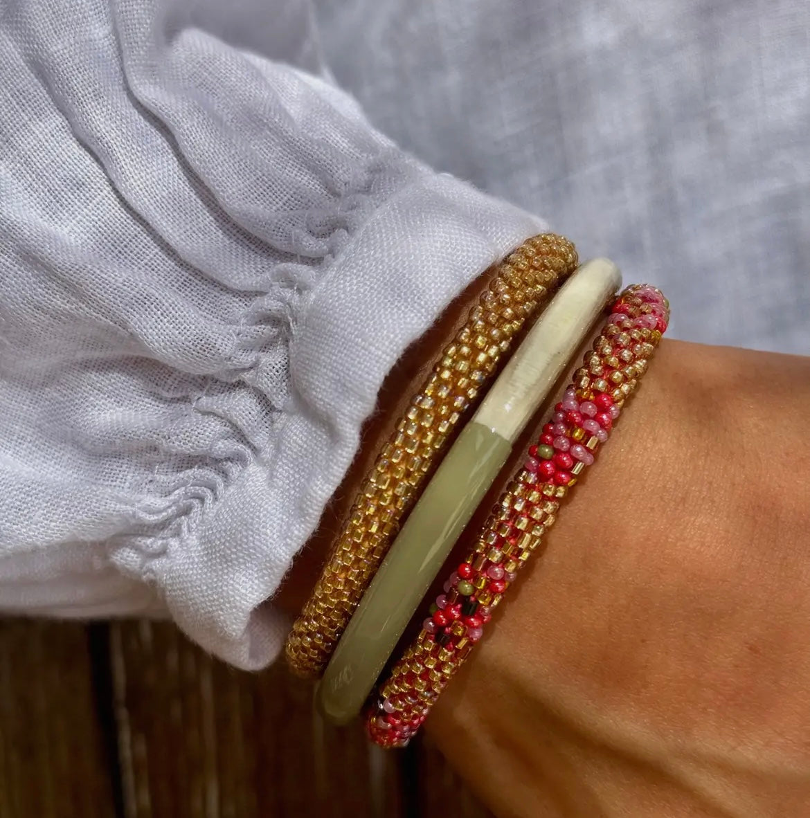 Fair Trade hergestelltes Glasperlen Armband mit Miyuki Perlen. In Handgearbeitet in elegantem Gold.