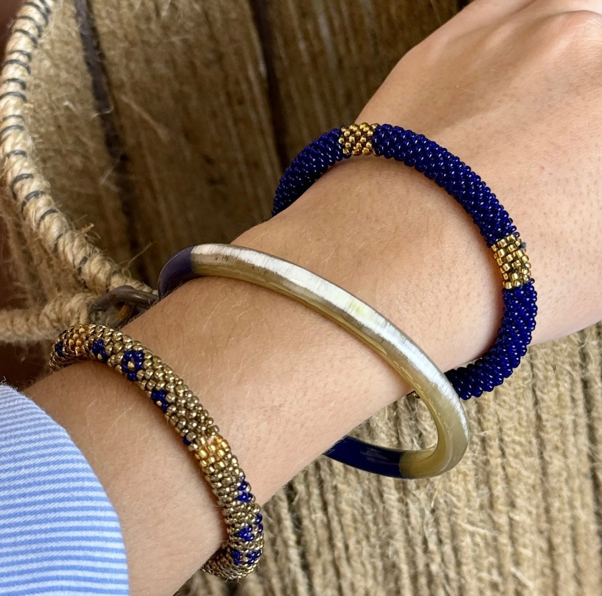 Gasperlen Armband mit Miyuki Perlen. Handgefertigt in Nepal in der Farbe blau und gold.