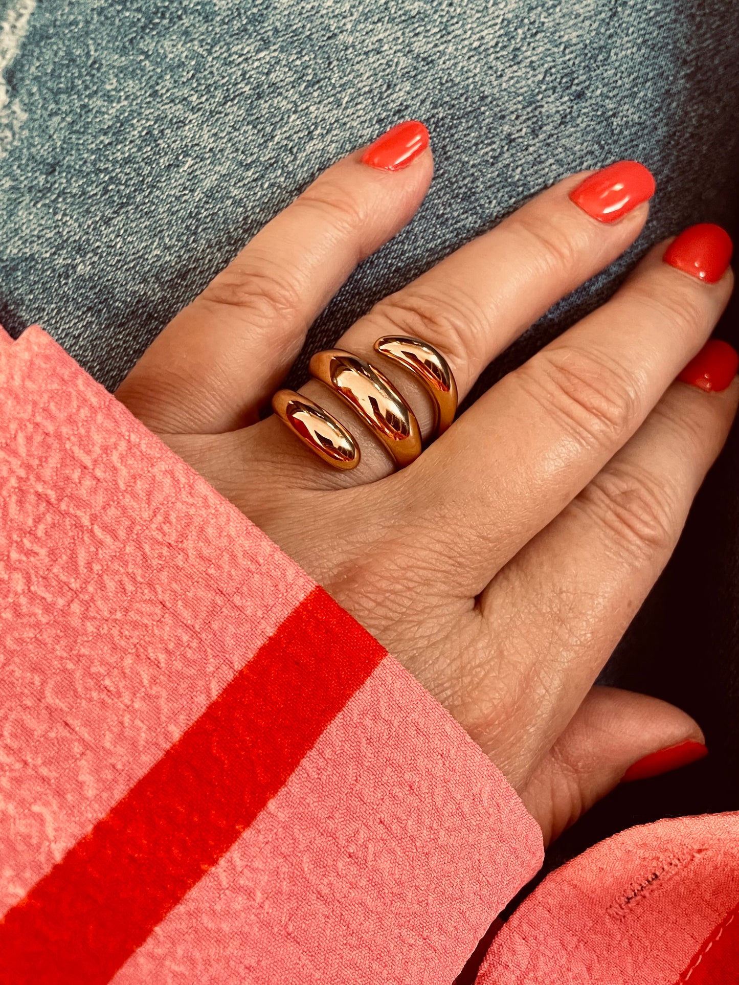 Spiral Ring ist aus Premium Edelstahl gefertigt verfärbt sich nicht. In hochglänzender Optik