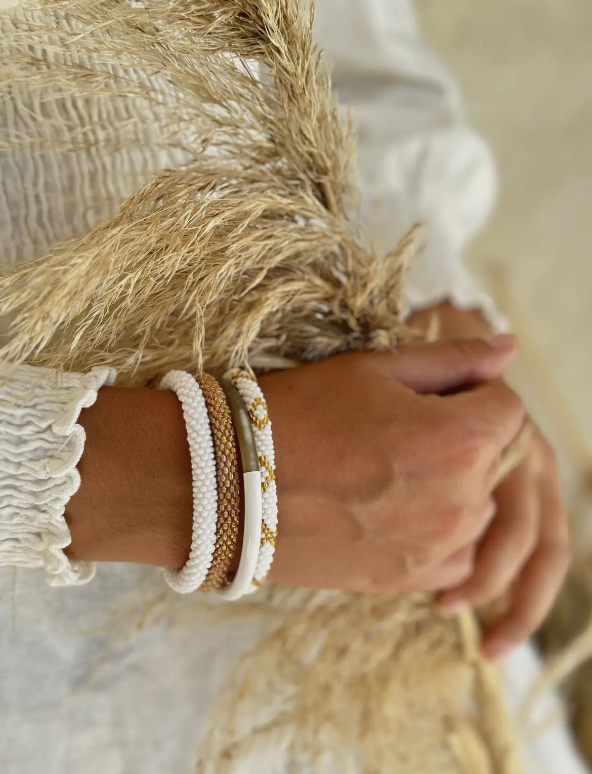 Glasperlenarmband mit weißen Miyuki Perlen. Fair Trade Handgefertigt in Nepal! Farbe: weiß
