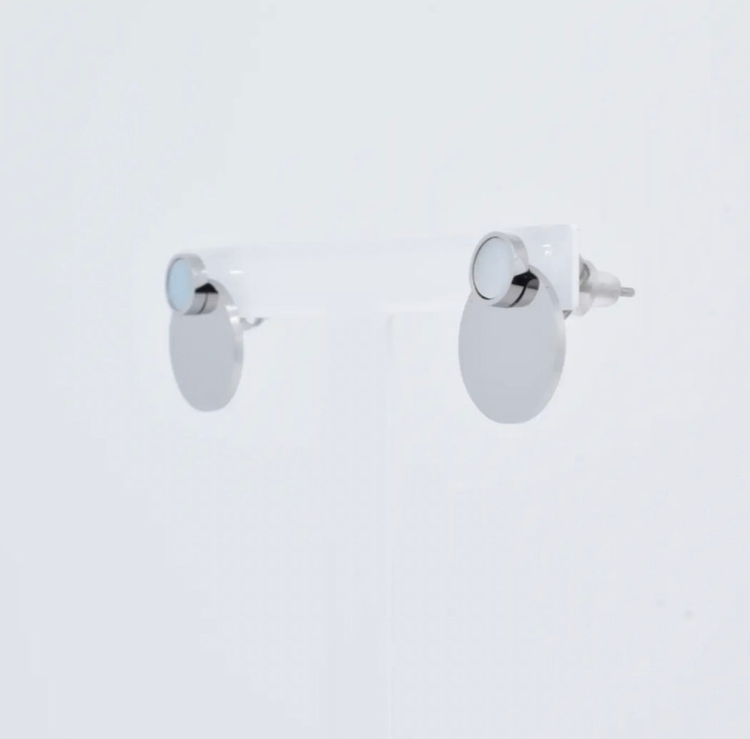 Elegante Ohrstecker aus silbernem Edelstahl. Im Stecker ist ein kleiner Perlmutt Stein eingearbeitet, der dem Ohrring eine besonders schöne Optik verleiht.