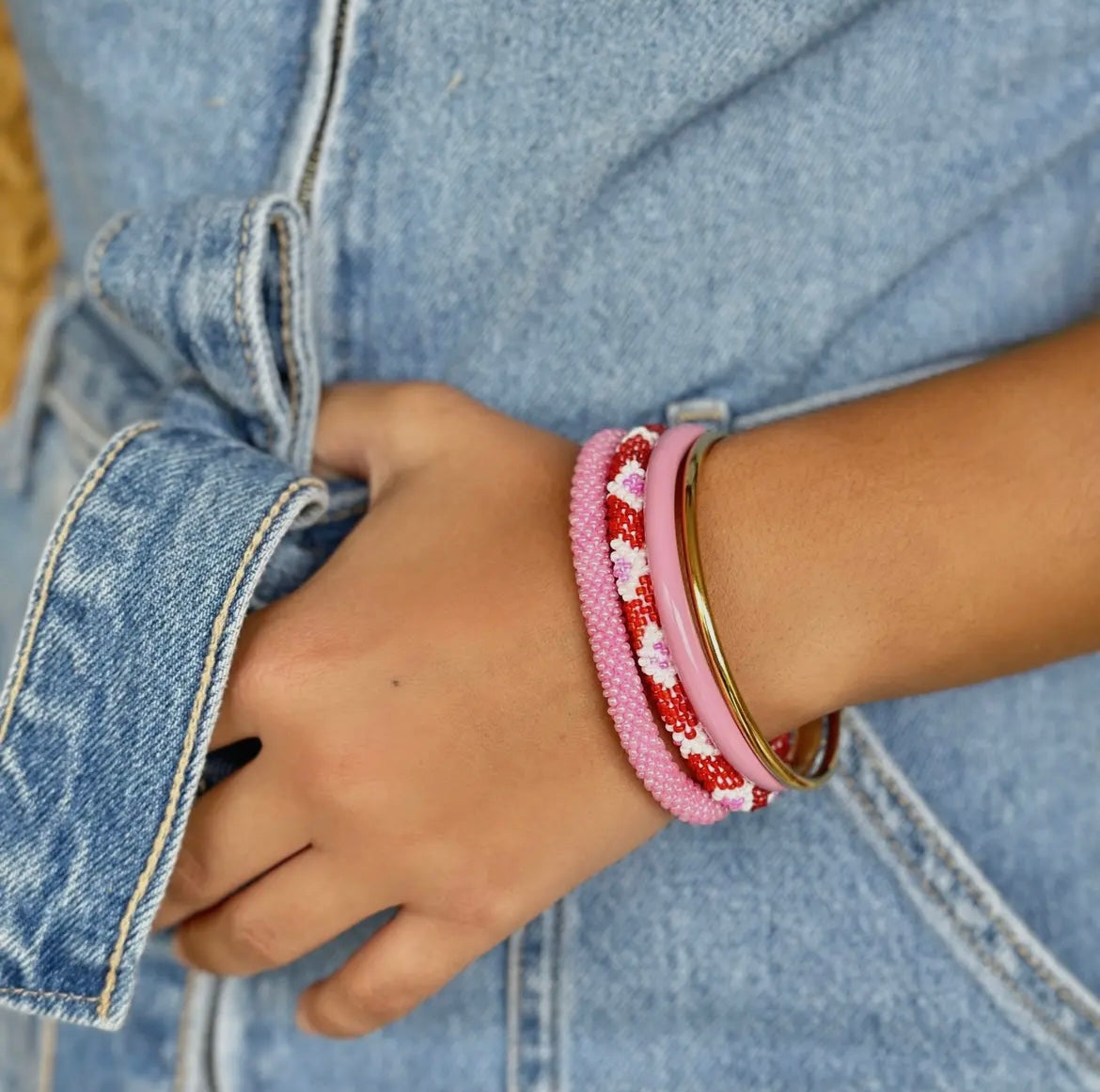 Fair Trade hergestelltes Glasperlen Armband mit Miyuki Perlen! Handgearbeitet in rot, rosa und weiß