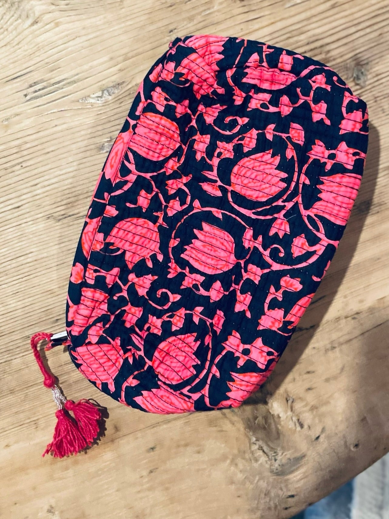 Praktische blaue Kulturtasche im Ripp-Design mit rosa/ roten Blumen. Innen mit einem wasserfesten Bezug und zwei kleinen Fächern!