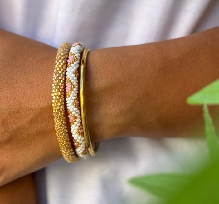 Fair Trade hergestelltes Glasperlen Armband mit Miyuki Perlen. Handgearbeitet in den Farben weiß, rosa und gold!