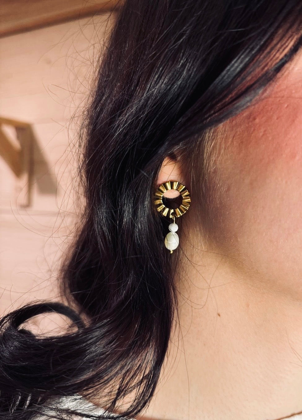 Ohrstecker aus goldenem Edelstahl aus einem gewelltem Ring an den ein kleiner runder Jade Stein und ein Perle angehängt ist.