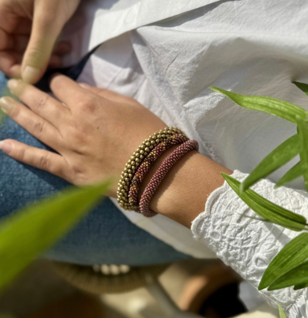 Handgefertigtes Glasperlen Armband aus Miyukiperlen in der Herbstfarbe Beere