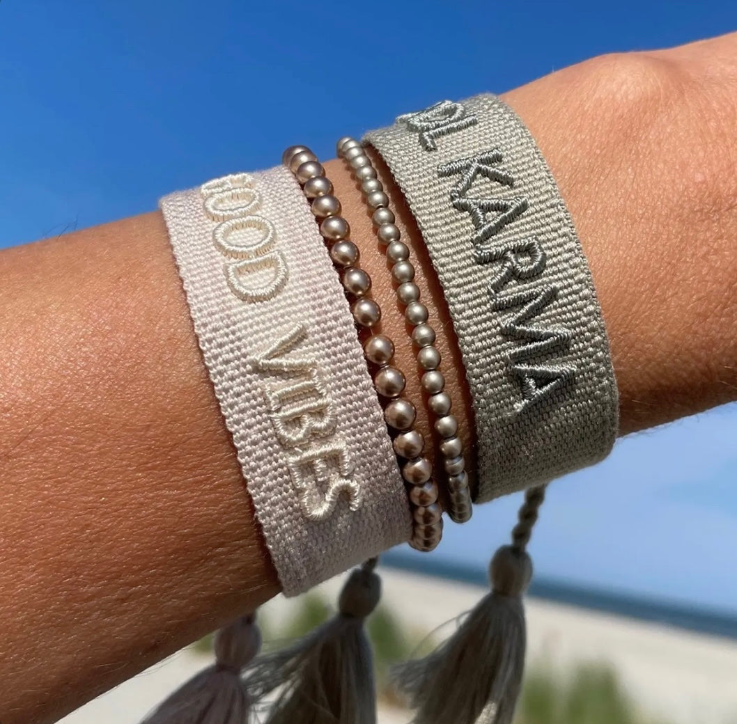 Statement Armband in Eukalyptus Schriftzug "COOL KARMA". Über Schiebeknoten verstellbar.