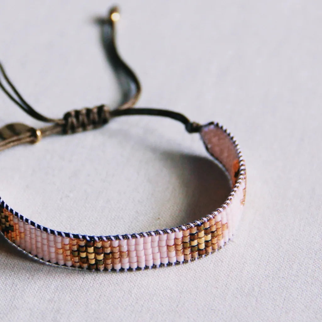 Hübsches gewebtes Armband in der Farbe nude, cognac & gold. Durch den Schiebeknoten ist es variabel verstellbar. In filigraner Handarbeit hergestellt