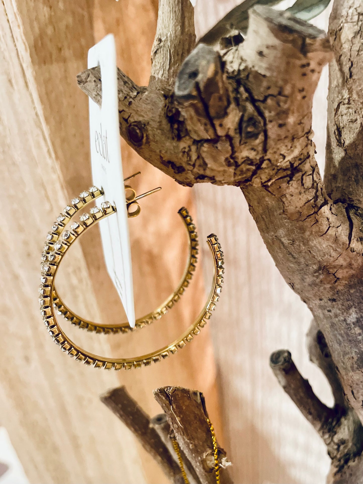 Goldene offene Edelstahl Creolen mit eingearbeiteten Strasssteinen. Durchmesser 4,3cm