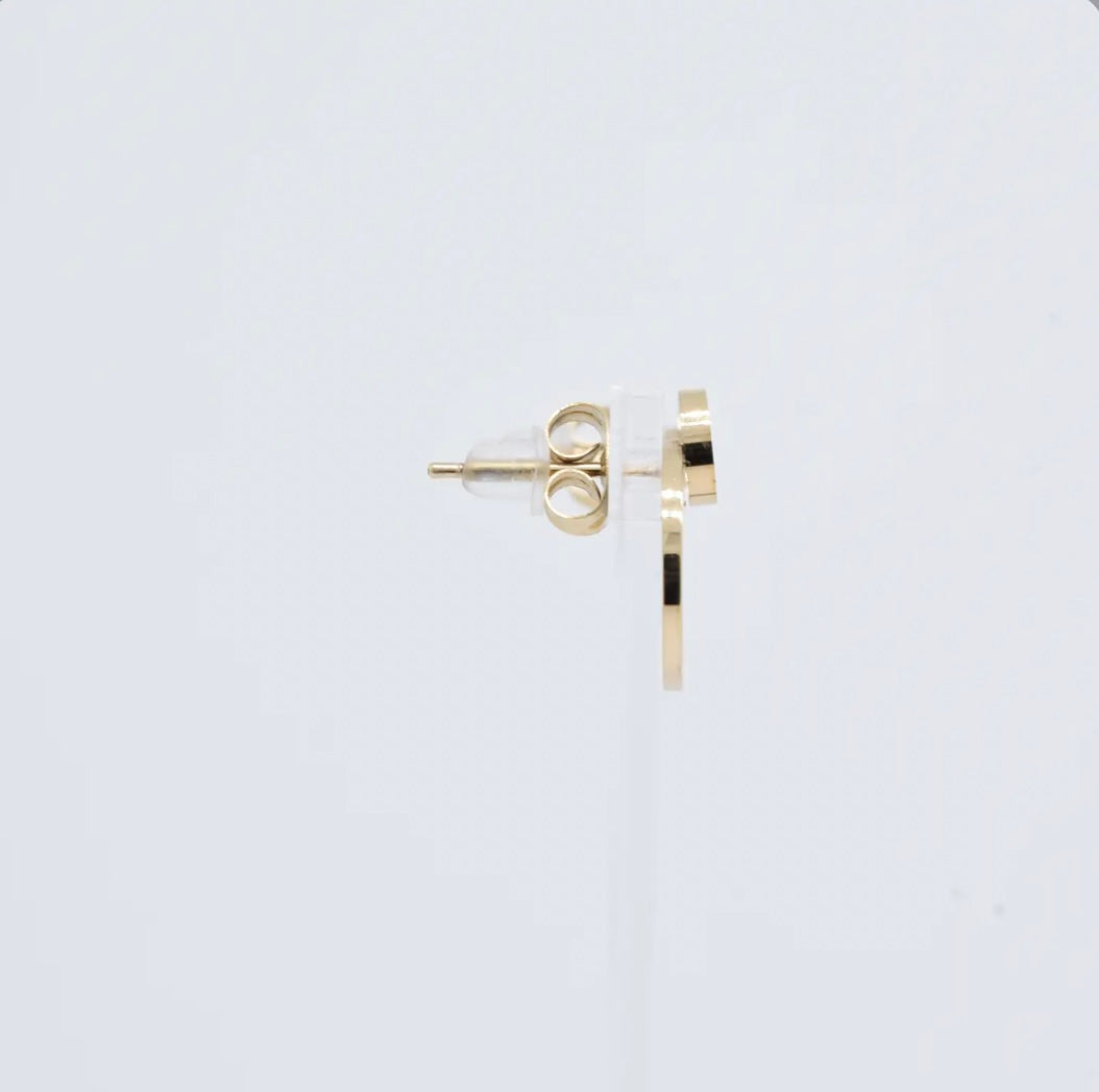 Elegante Ohrstecker aus goldenem Edelstahl. Im Stecker ist ein kleiner Perlmutt Stein eingearbeitet, der dem Ohrring eine besonders schöne Optik verleiht.