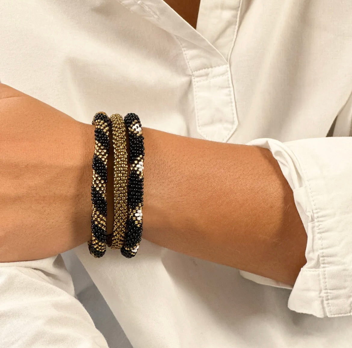 Fair Trade hergestelltes Glasperlen Armband mit Miyuki Perlen. Handgearbeitet in den Farben Schwarz, Weiß und Gold!