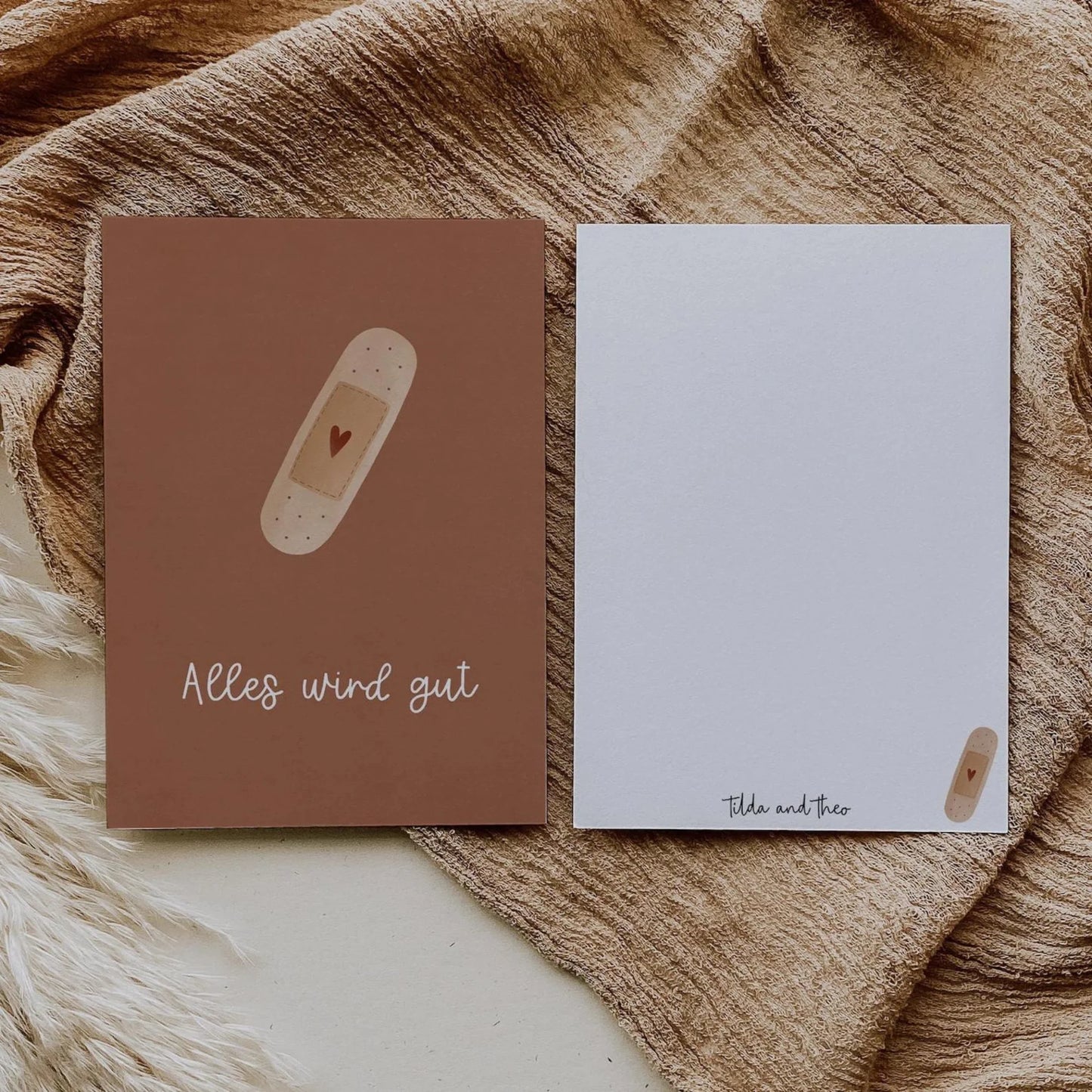 Postkarte zur "Alles wird gut" mit HerzchenPflaster Illustration von Tilda & Theo im A6 Format. Auf hochwertiges Naturpapier gedruckt.