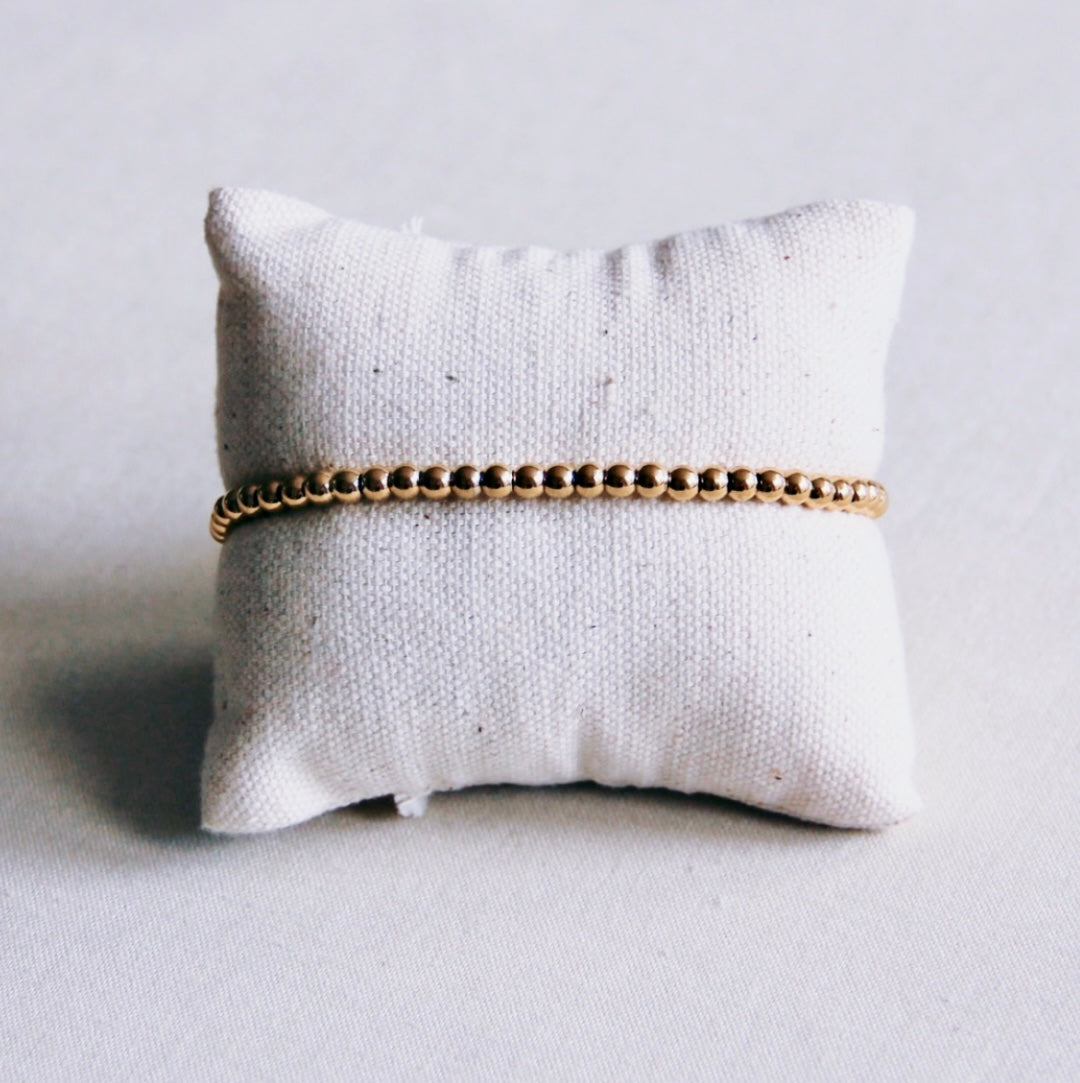 Langes & feines Flussarmband. Gearbeitet aus vergoldetem Edelstahl mit Strasssteinen, die leicht silbrig schimmern.