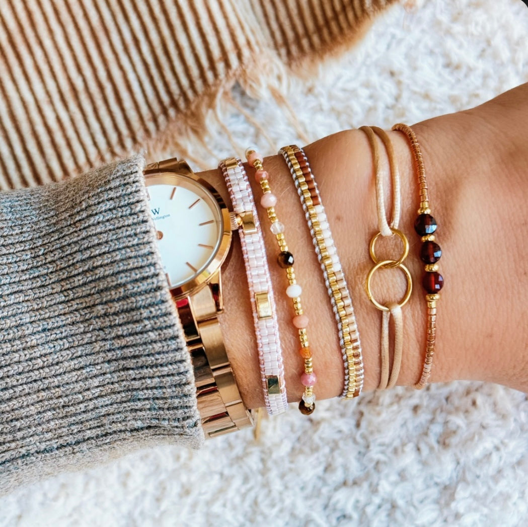Satinarmband in beige zwei ineinander liegenden Goldenen Edelstahlringen. Sehr edel & schick!