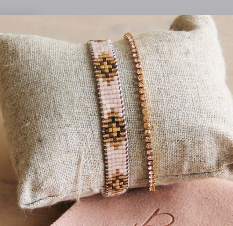 Hübsches gewebtes Armband in der Farbe nude, cognac & gold. Durch den Schiebeknoten ist es variabel verstellbar. In filigraner Handarbeit hergestellt
