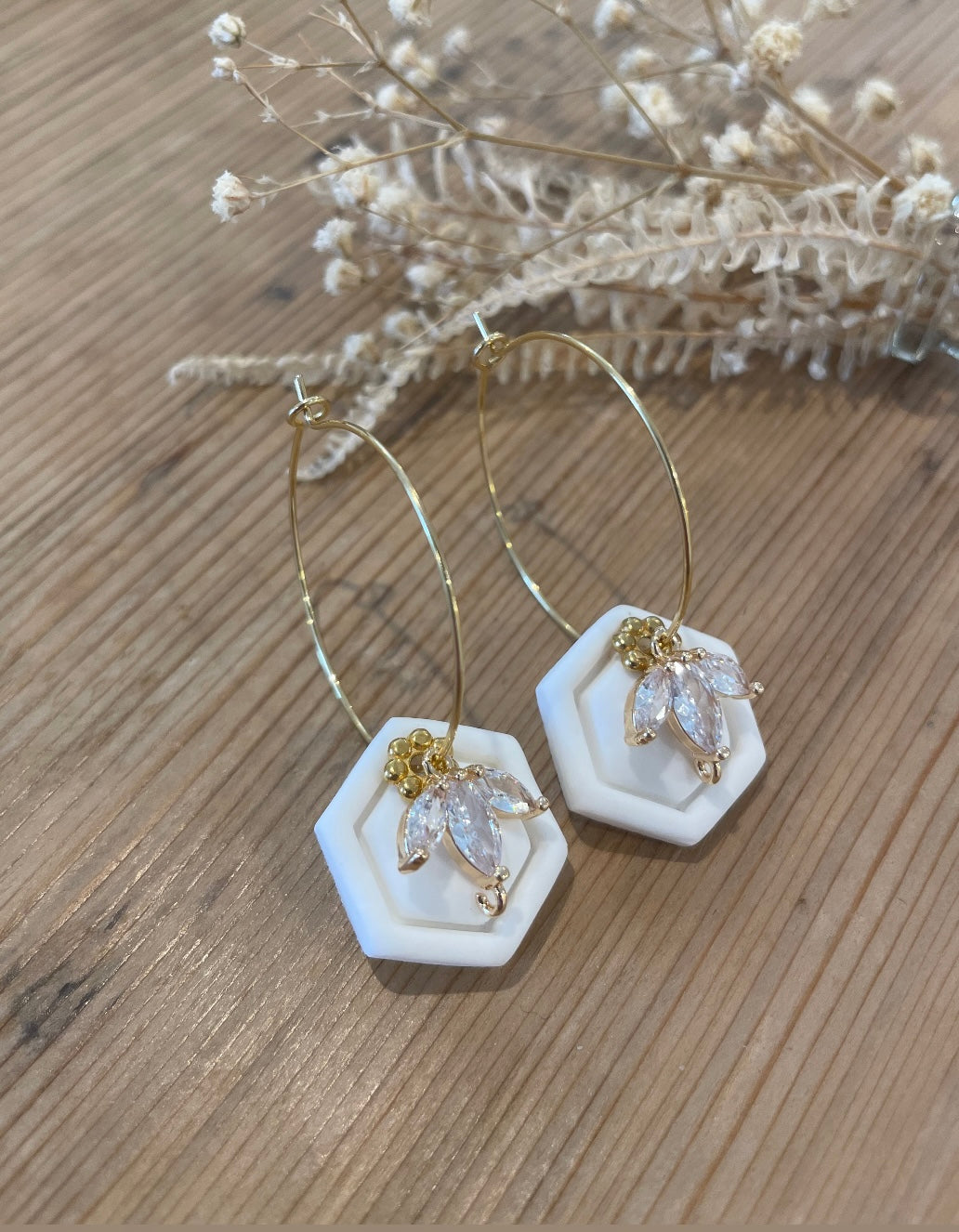 Edelstahl Creole Filigran mit weißem Polymer Clay Anhänger und Kristall Charm in Blüten Optik