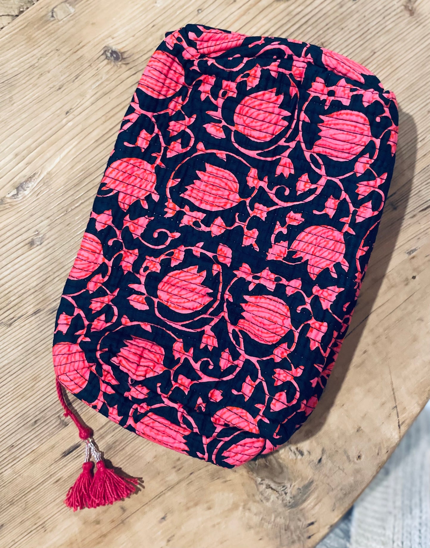Praktische blaue Kulturtasche im Ripp-Design mit rosa/ roten Blumen. Innen mit einem wasserfesten Bezug und zwei kleinen Fächern!