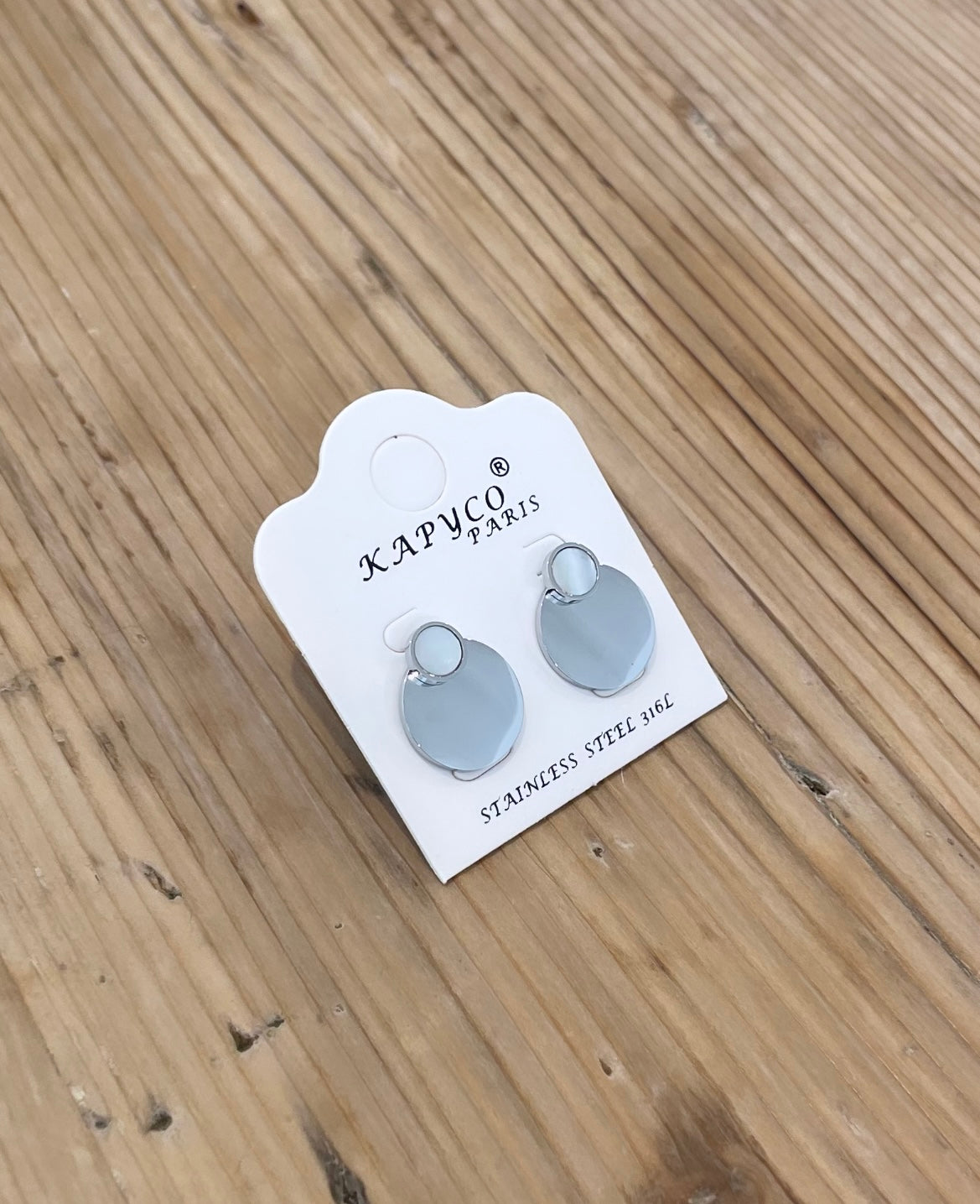 Elegante Ohrstecker aus silbernem Edelstahl. Im Stecker ist ein kleiner Perlmutt Stein eingearbeitet, der dem Ohrring eine besonders schöne Optik verleiht.