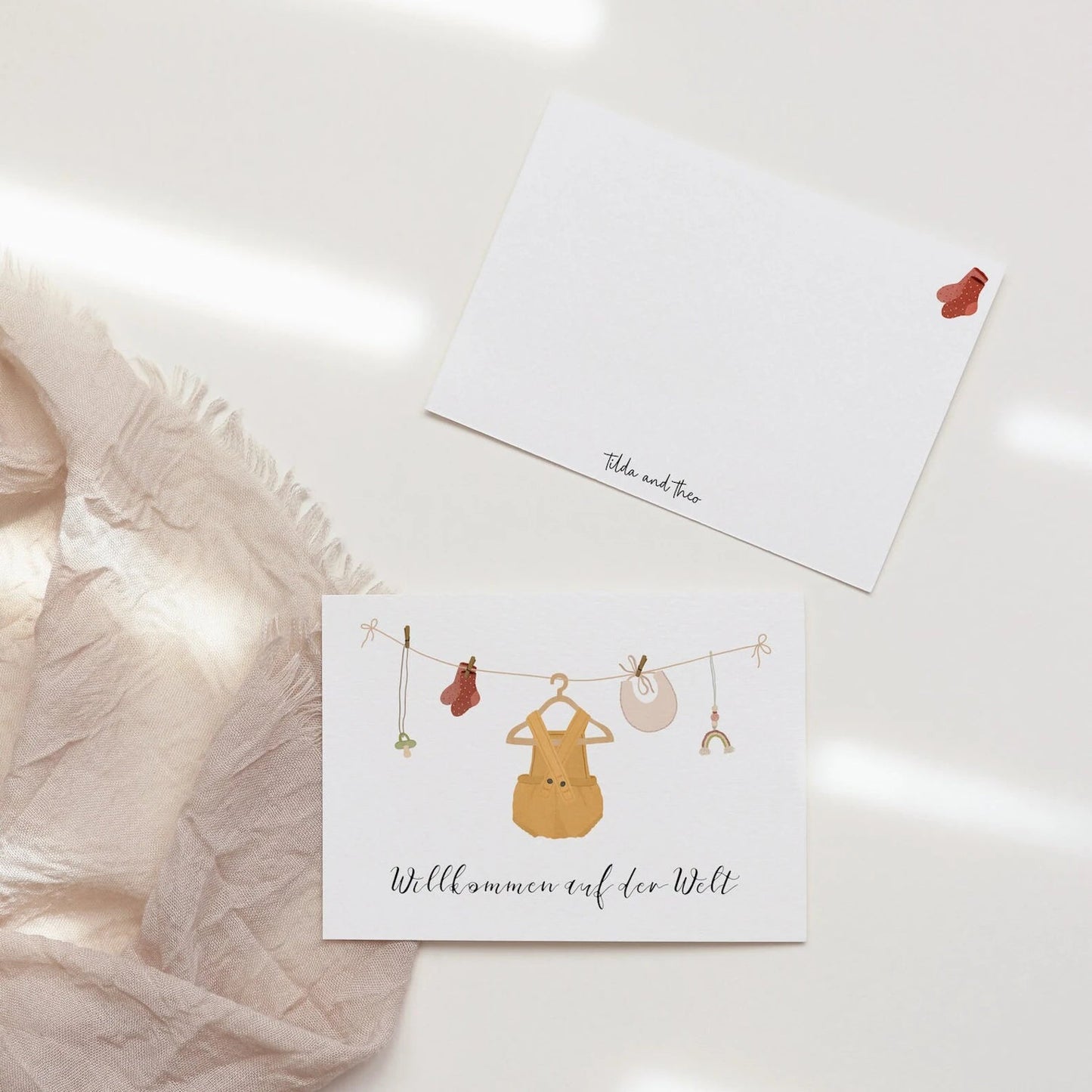 Postkarte zur Geburt mit Baby Illustration von Tilda & Theo im A6 Format. Auf hochwertiges Naturpapier gedruckt.
