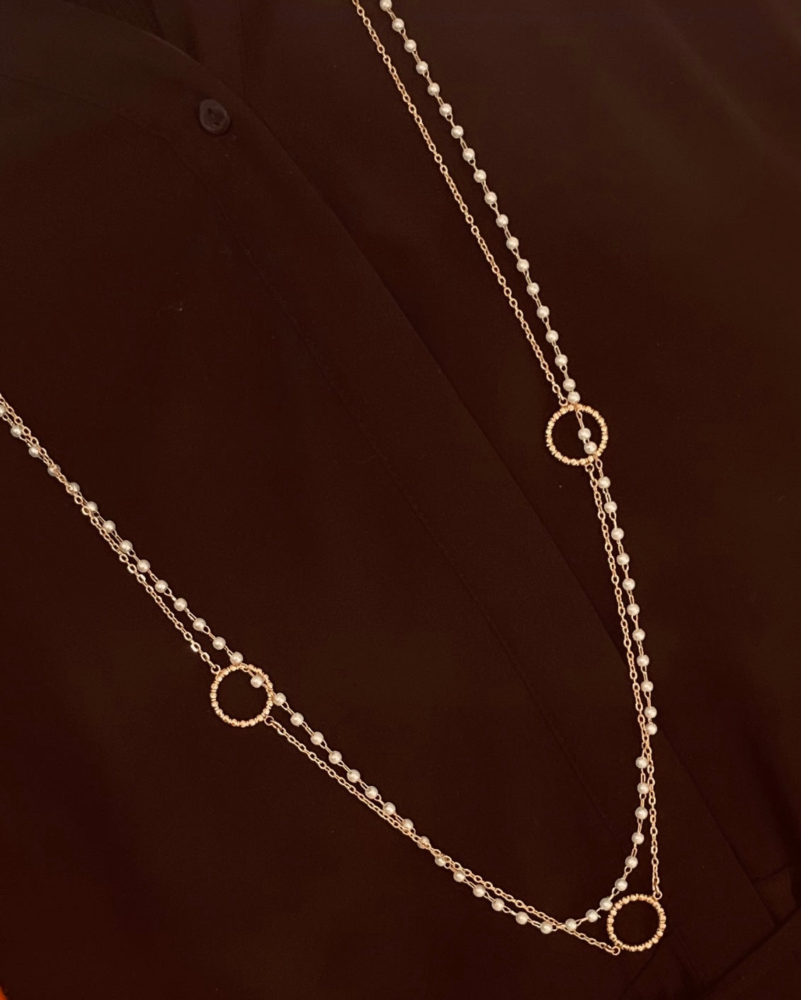 Lange goldene zweireihige Edelstahl Kette. Mit einer Gliederkette und eine Kette mit kleinen weißen Perlchen.