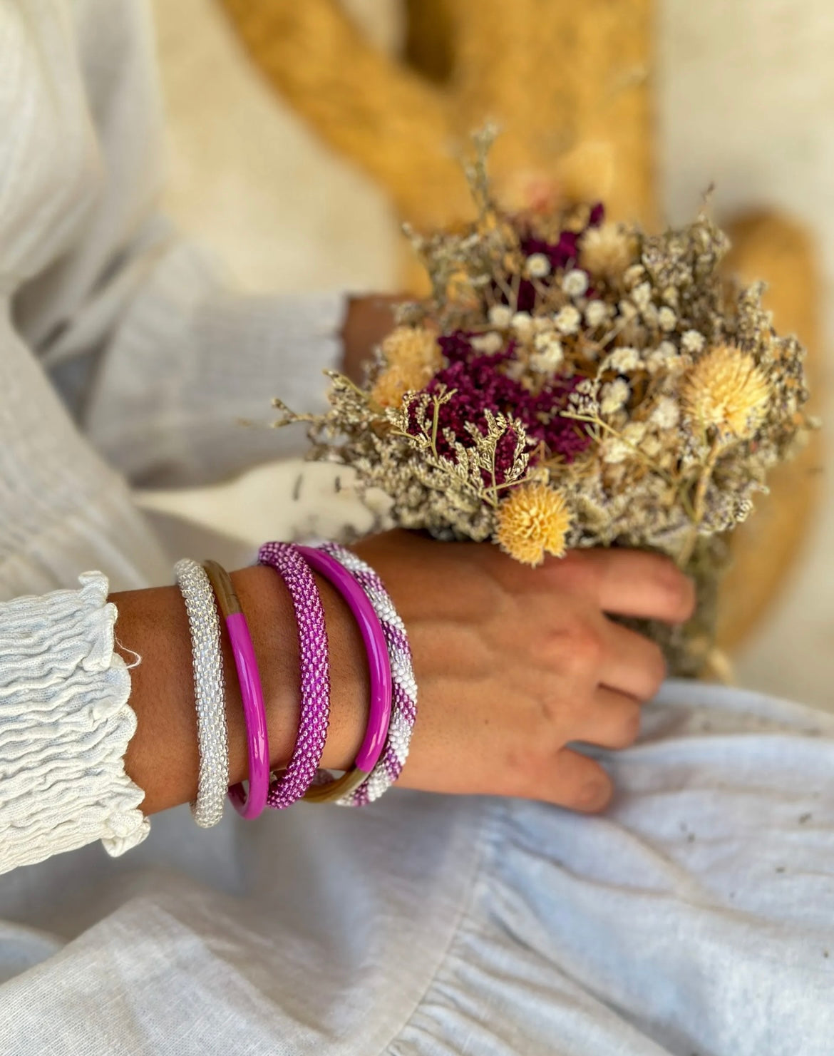 Handgefertigtes Glasperlen Armband glänzend mit schimmernden Silbernen Miyukiperlen.