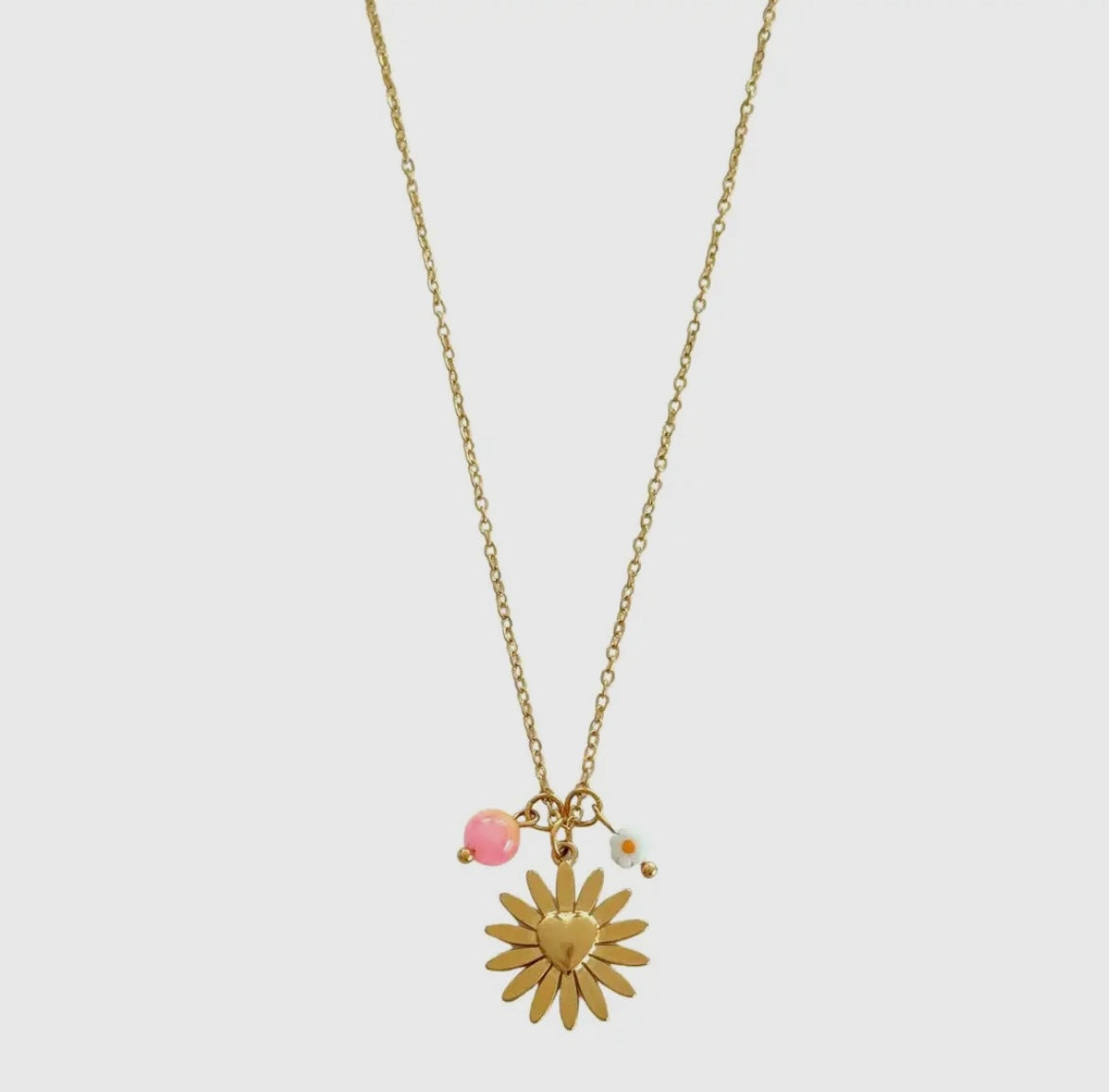 50cm lange Edekstahlkette mit goldenen Blumenanhänger und persischen Jadestein und Blümchen Perlenanhänger.