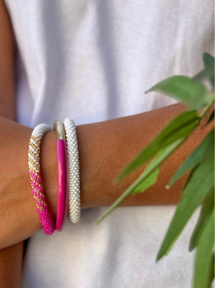 Fair Trade hergestelltes Glasperlen Armband mit Miyuki Perlen. Handgearbeitet in den Farben pink, Weiß und Gold!