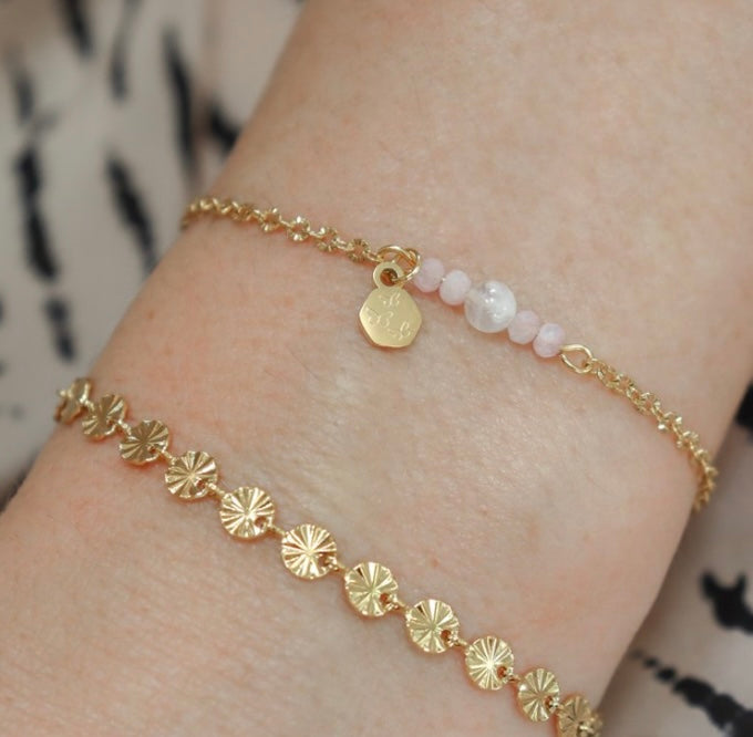Kunzit-, Mondstein- und Schmetterlingsarmband aus Edelstahl. Auf dem kleinen Hexagon-Anhänger befinden sich drei kleine Schmetterlinge. Das Armband ist handgefertigt, langlebig, hypoallergen und stark.