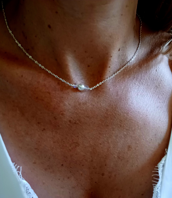 Silberne Rücken Halskette mit feiner Gliederkette mit einer Perle und zwei klaren Kristallperlen vorne. Im Rückenbereich mit drei unterschiedlich langen hängenden Gliederketten, am Ende mit je drei unterschiedlich großen Perlen! Rückenteil ist abnehmbar !