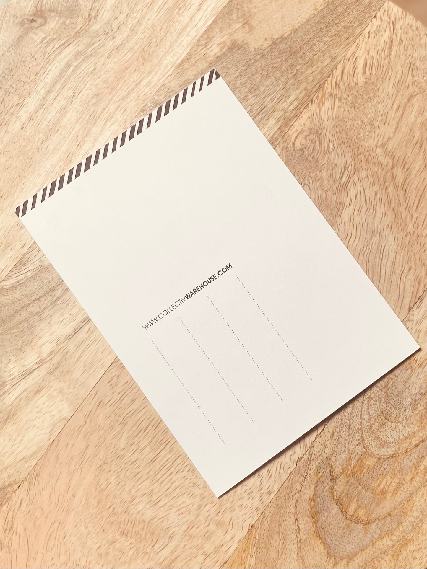 Wunderschöne Postkarte mit "Happy Day" Schriftzug. Die Schrift ist mit Goldfolie aufgedruckt. Karte im A6 Format. Auf der Rückseite kann sie für jeden Anlass individuell beschrieben werden.