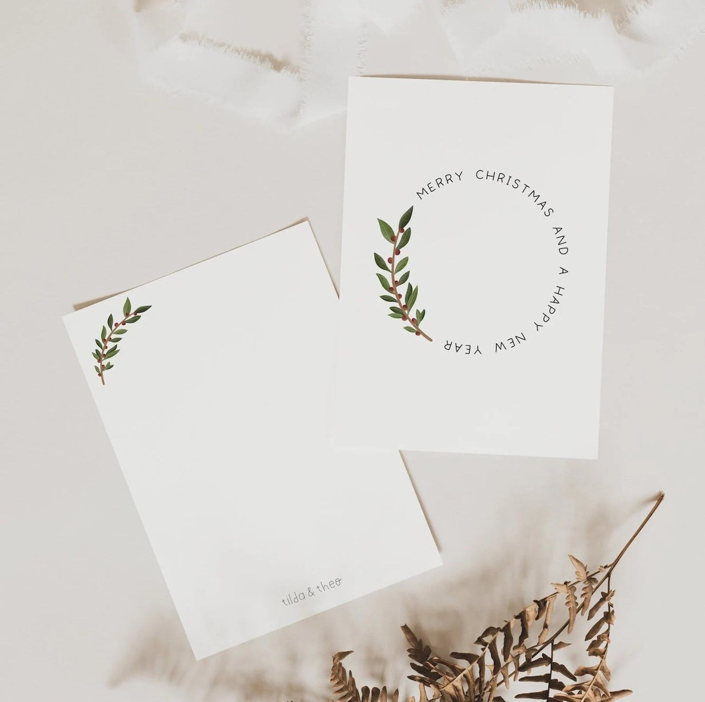 Postkarte "Merry Christmas" mit Kranz Illustration von Tilda & Theo im A6 Format. Auf hochwertiges Naturpapier gedruckt.