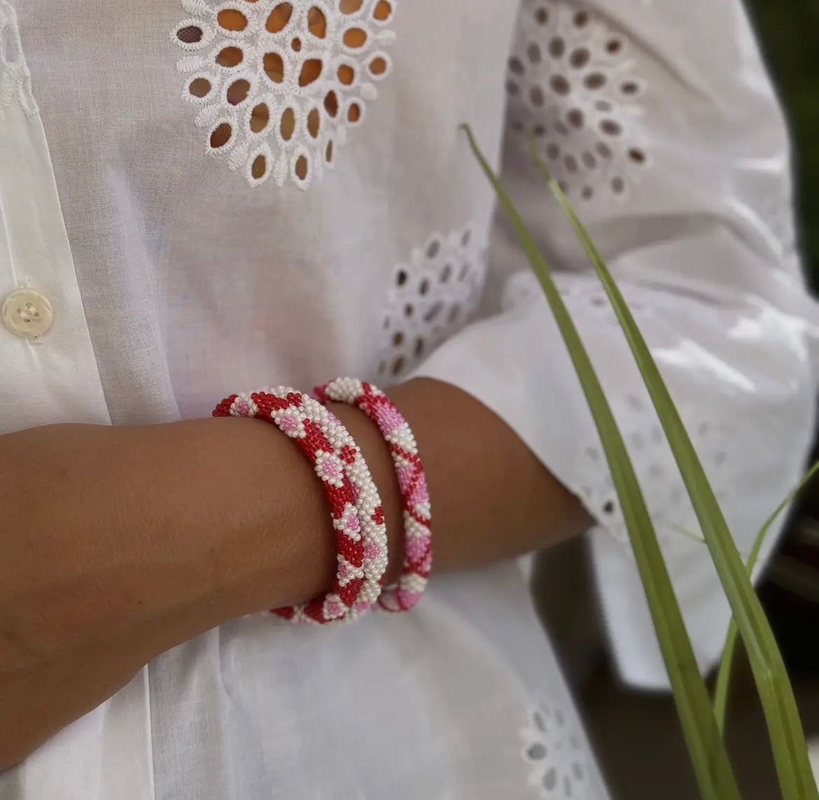 Fair Trade hergestelltes Glasperlen Armband mit Miyuki Perlen! Handgearbeitet in rot, rosa und weiß