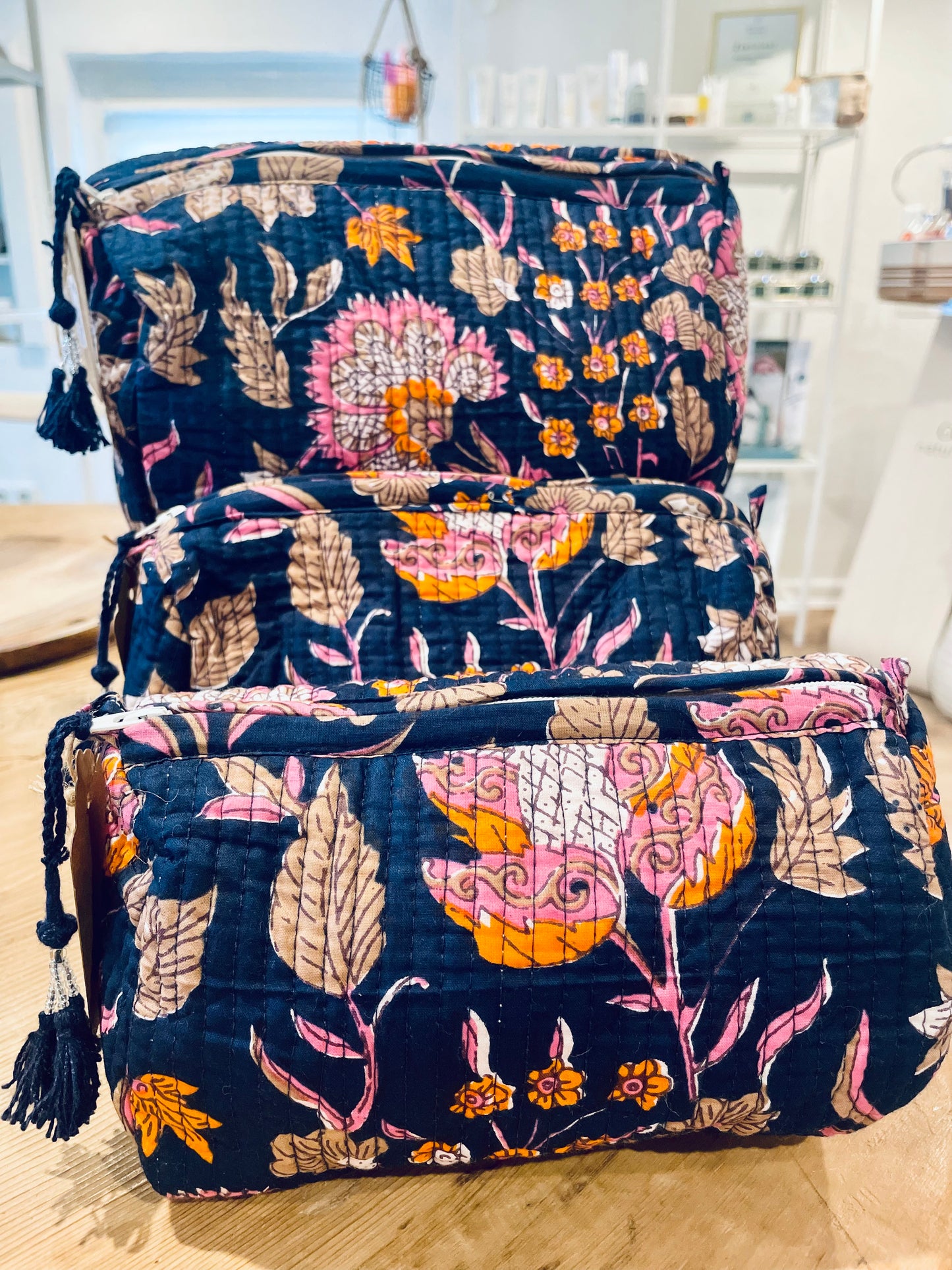 Praktische blaue Kulturtasche im Ripp-Design mit rosa Blumen und beigen Ranken. Innen mit einem wasserfesten Bezug und zwei kleinen Fächern!