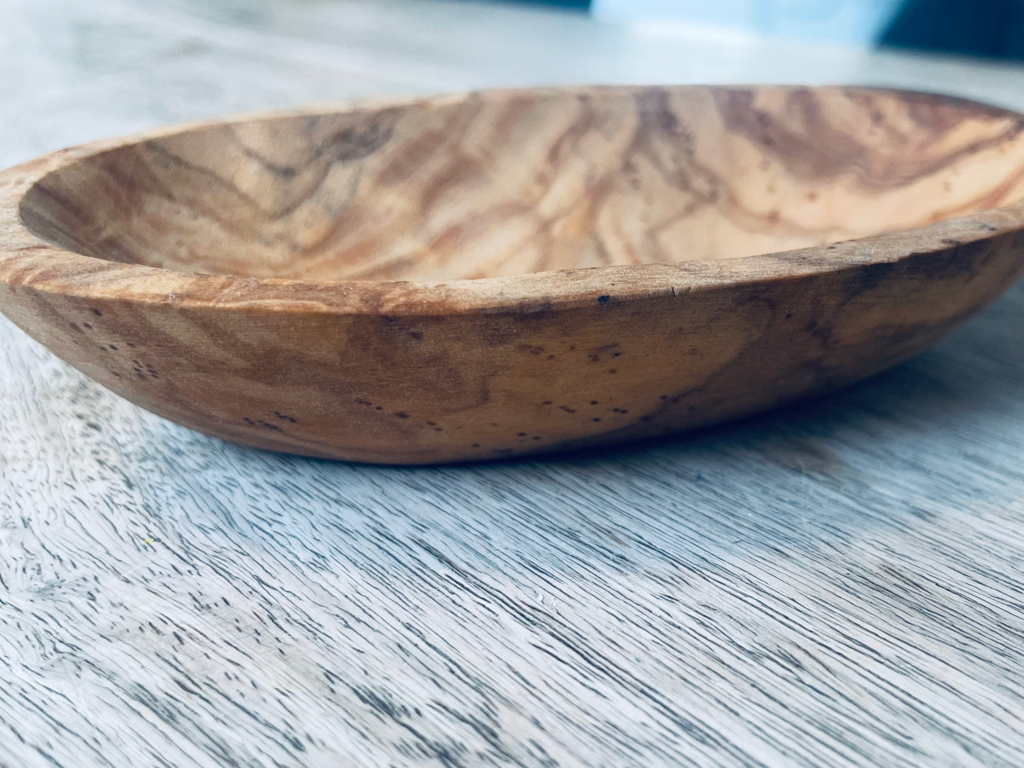Ovale, schmale Olivenholz Seifenschale. Praktische Form für jedes Waschbecken passend. Mit Rillen auf der Unterseite für gutes Trocknen.