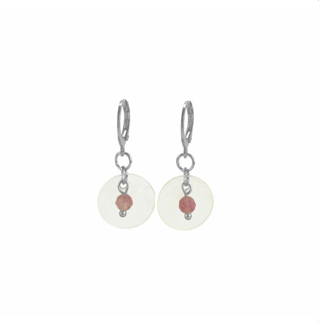 Silberne Ohrringe aus Edelstahl mit einer Muschelplatte und einem rosa Turmalin- Stein im Facettenschliff