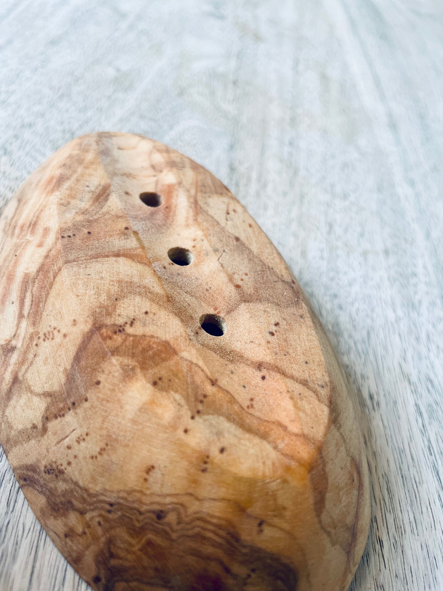 Ovale, schmale Olivenholz Seifenschale. Praktische Form für jedes Waschbecken passend. Mit Rillen auf der Unterseite für gutes Trocknen.