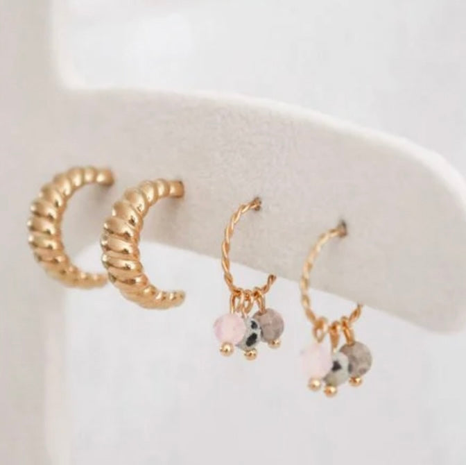 Balance Edelstein Ohrringe in Gold aus Edelstahl. Die Edelsteine auf den Ohrringen sind: Maifan, Rosenquarz und dalmatinischer Jaspis. Die Steine Rosenquarz und dalmatinischer Jaspis sind facettiert geschliffen und haben ein schönes Funkeln.