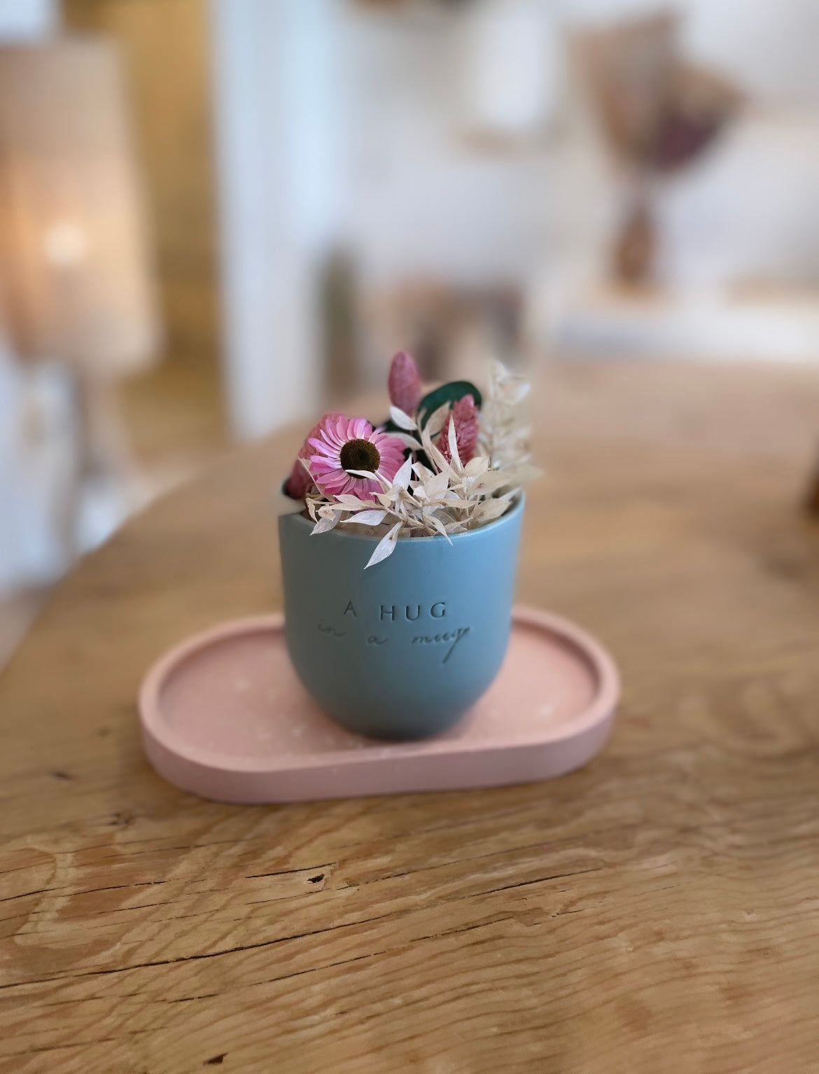 Handgemachter Keramik Becher von "Dear Benno" aus Steingut in der Farbe: Salbei Außen matt innen glänzend Dazu die Aufschrift: "A Hug in a Mug"