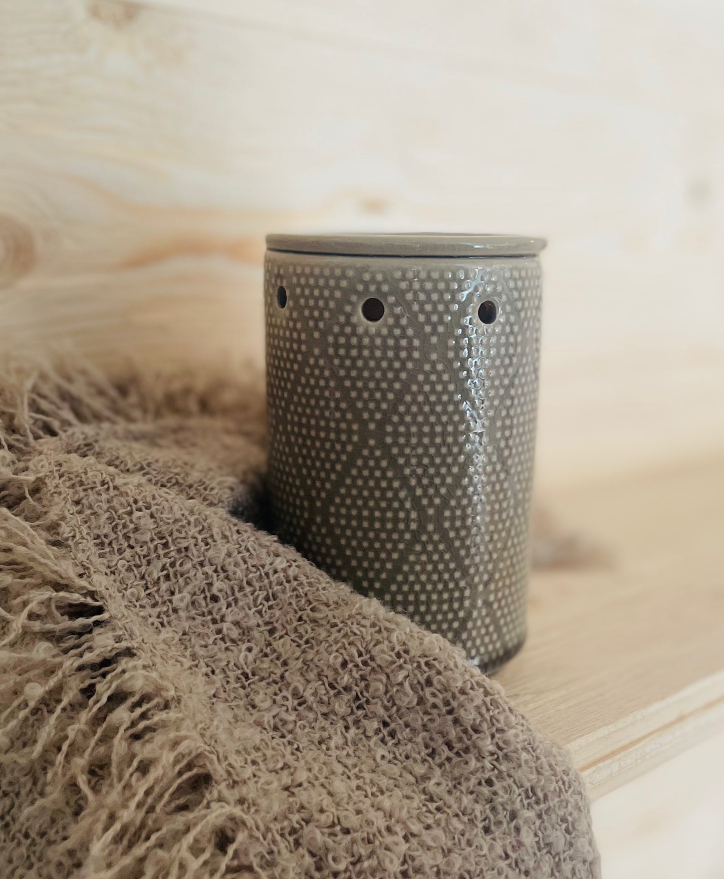 Olive Duftlampe aus Keramik im Boho Stil.