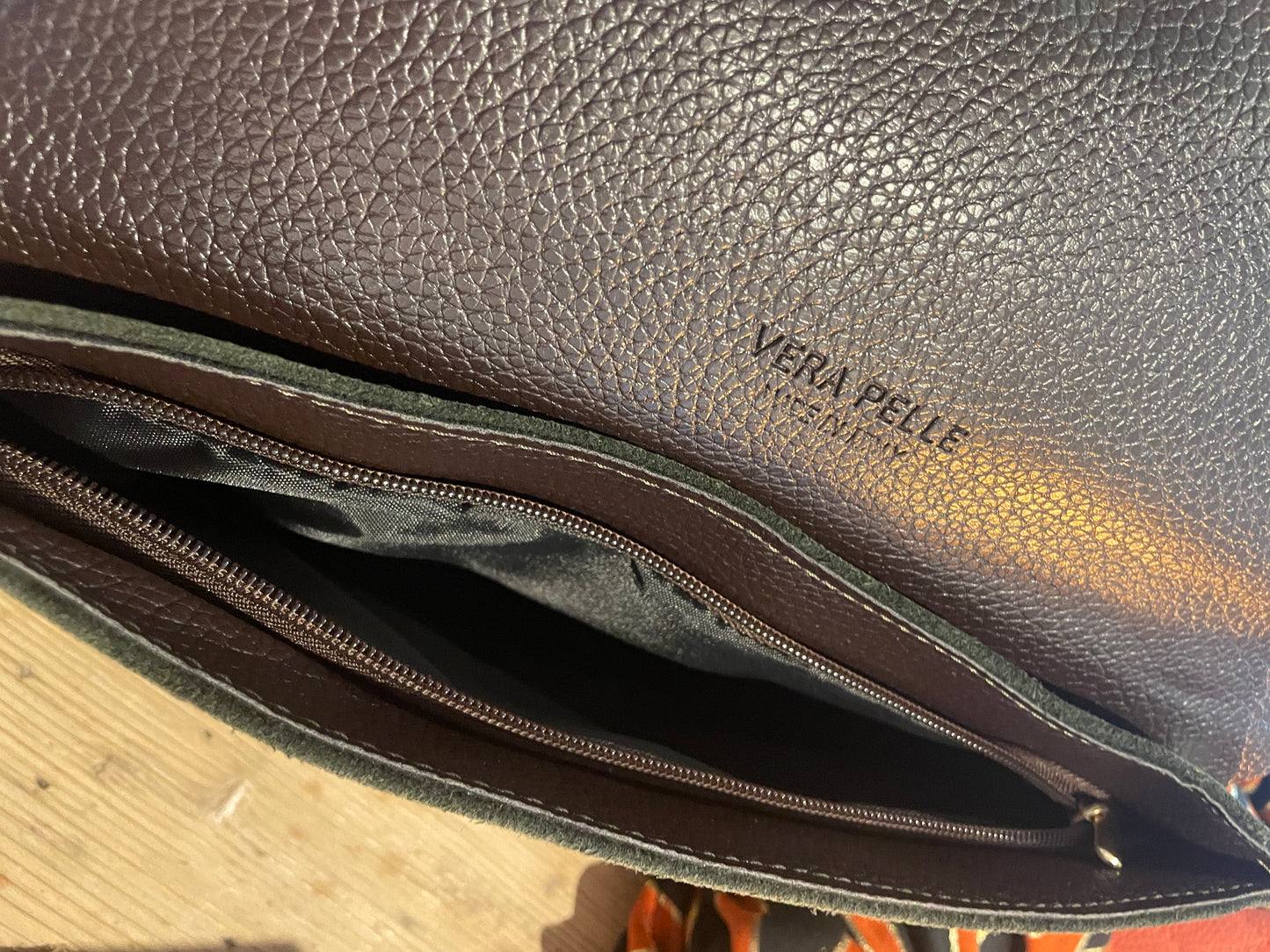 Italienische Echtledertasche Wildleder Clutch dunkel grün